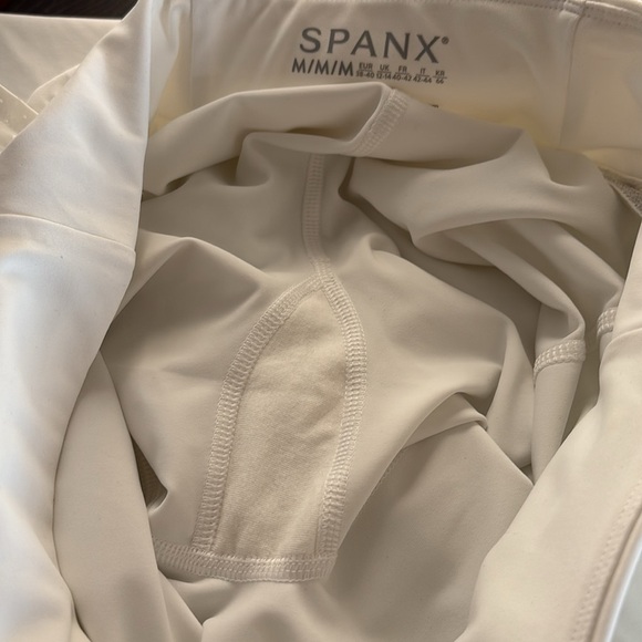 Spanx Get Moving Skort 17" Booty Boost Short White Womens Size M - Picture 3 of 12